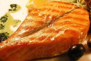 Salmon merah muda dalam oven: resep untuk memasak ikan berair