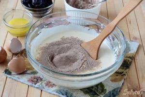 Κέικ σοκολάτας με δαμάσκηνα και ντελικάτη κρέμα Συνταγή βήμα-βήμα