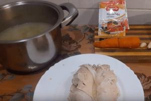 닭고기 젤리 고기: 젤라틴이 있거나 없는 투명한 젤리 고기를 만드는 요리법